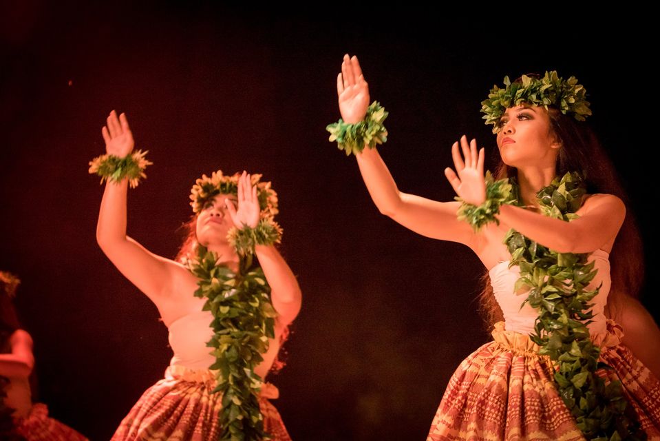 Kahiko, dancers female